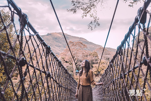 漫步在繩橋上能遠眺周遭山林美景。 (圖／yijhen26)