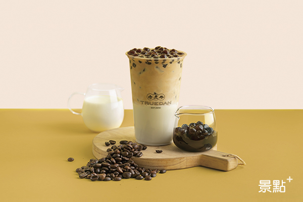 「咖啡珍奶」選用阿拉比卡咖啡豆為基底，結合香醇牛乳，仿若咖啡牛奶的獨特風味，令人回憶起年少時光。