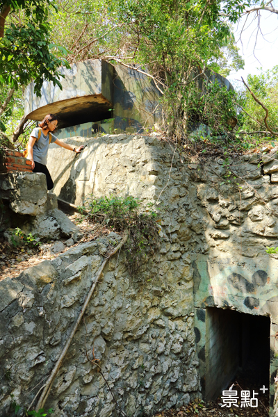 廢棄的碉堡、砲台等軍事遺跡，見證當時龜山的戰略位置。