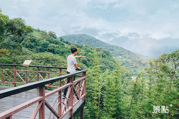 溪山鐵馬驛站遠眺山景。