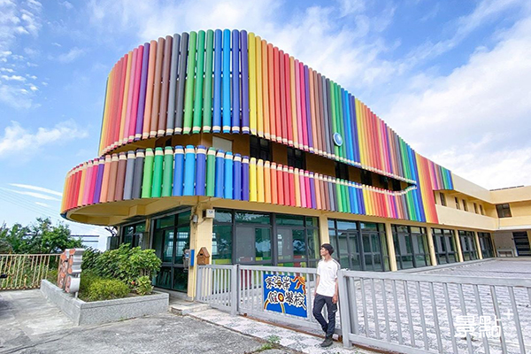 海厝假日學校的彩虹蠟筆建築設計 (圖／qiuung)