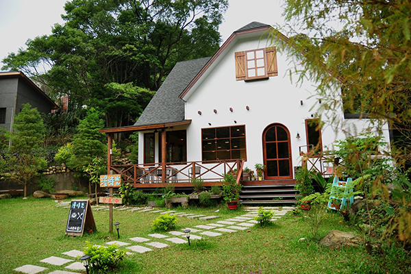 歐風小屋藏山林秘境！鐵道庭園擁抱生活