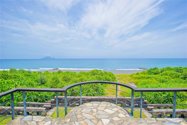 觀景涼亭可以遠眺海上龜山島 (圖／東北角管理處)