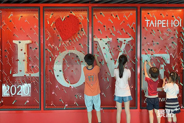 台北101觀景台推出超值150元門票還可帶兩名12歲以下孩童，圖為觀景台兒童們在愛心鎖牆前的畫面。(圖／景點家張盈盈)