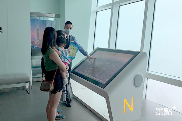 透過定點導覽與專員解說，讓造訪台北101觀景台的大人與小孩都能收穫滿滿。(圖／景點家張盈盈)