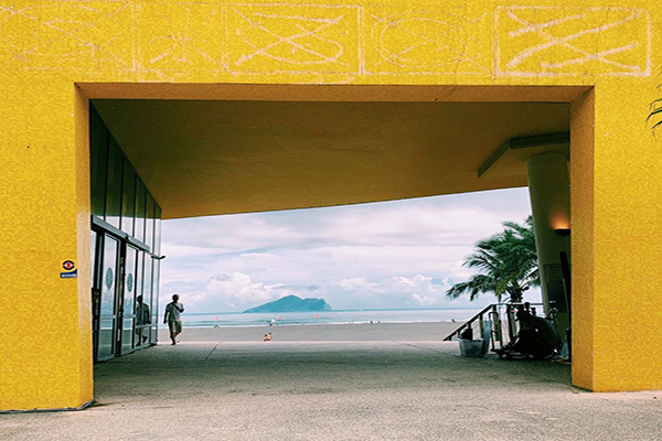 透過金色拱門將藍天、大海與龜山島一起拍進照片裡 (圖／九號咖啡外澳館)