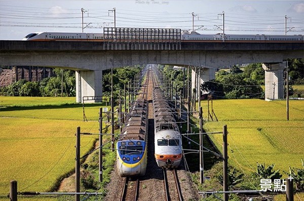 在台南拍得難得的三列車同框畫面，台鐵與高鐵在此交會。(圖／timx_iang0627)