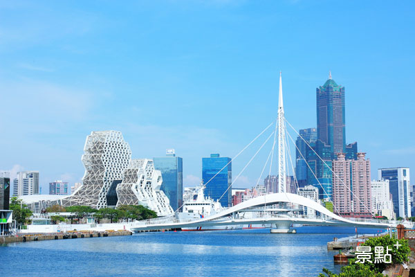 高雄為山海河港兼具的國際城市，大港橋更是台灣首座水平旋轉橋面，別具意義。