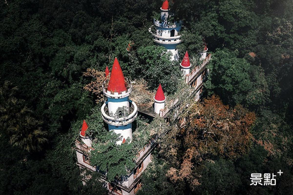 萬綠叢中一處白牆紅頂的神祕城堡。(圖／shengkai_travel)