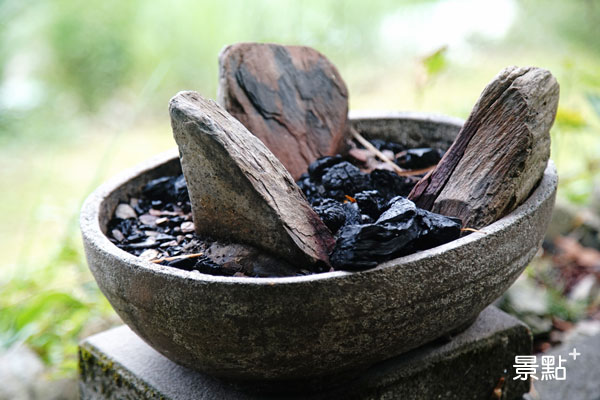 布農族特有的三石灶起炭烹茶。