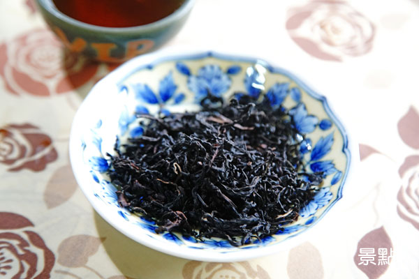 寶山野生高山紅茶稀有且珍貴，入口回甘氣味迷人，可回沖六次之多，韻味不減。