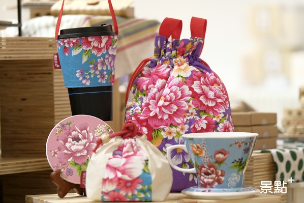 客家花布雜貨商品讓許多喜愛代表台灣意象花布的遊客入手，自用送禮都適宜。