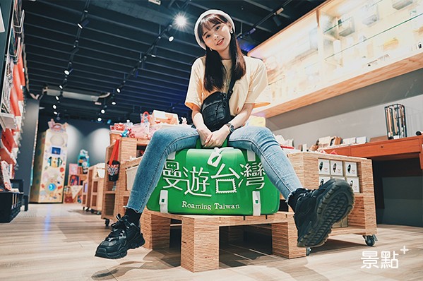 進入「漫遊台灣」店內立刻可以見到綠色的大行李箱，洋溢濃濃旅行氛圍。