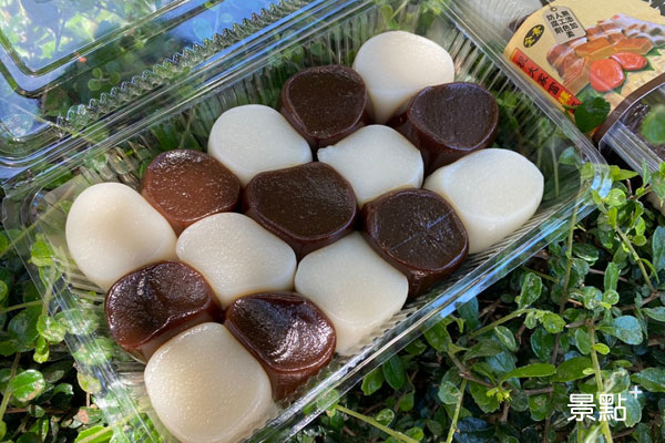 網路爆紅的「中崙粿仔伯」干貝造型麻糬，原味及黑糖口味，單盒150元。