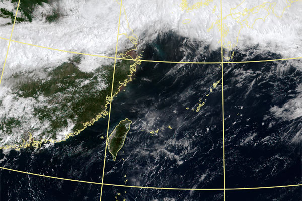 北側鋒面逐漸南移接近臺灣北部海面，臺灣位於鋒面南側，西南風漸強，各地雲量增多。(圖／中央氣象局，以下同)
