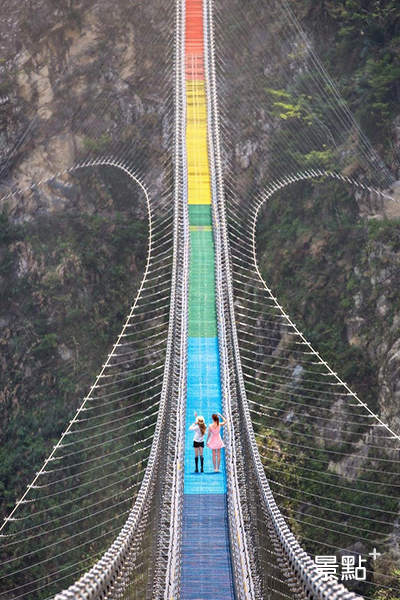 雙龍瀑布七彩吊橋長342公尺、最深110公尺，近30層樓的高度。 (圖／pierrehuang)