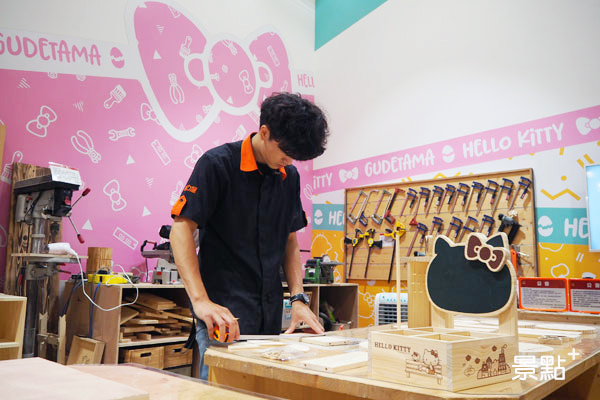 手作課老師正在示範如何親手製作Hello Kitty木質雜貨。(圖／景點家張盈盈)