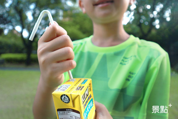 克寧美祿即飲利樂包採用U型紙吸管，愛護地球從小養成。