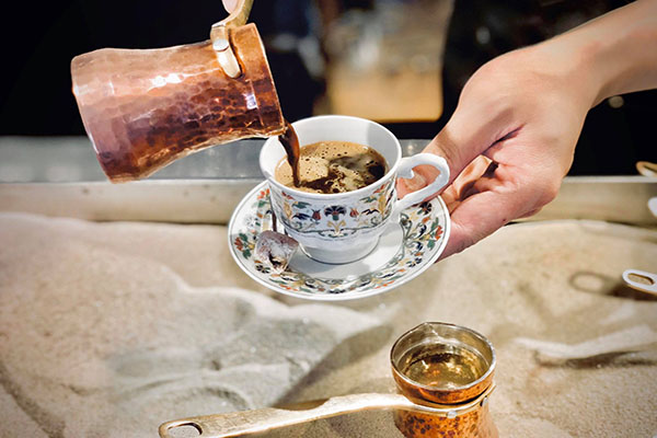用砂爐主出來的土耳其咖啡風味獨特。 (圖／Saturn Landing Turkish Coffee)