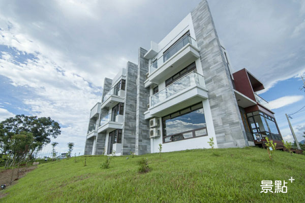 「御來光民宿」位於台東鹿野鄉，建築風格大氣簡約，住客在房內即可眺望遠方蒼翠的群山。