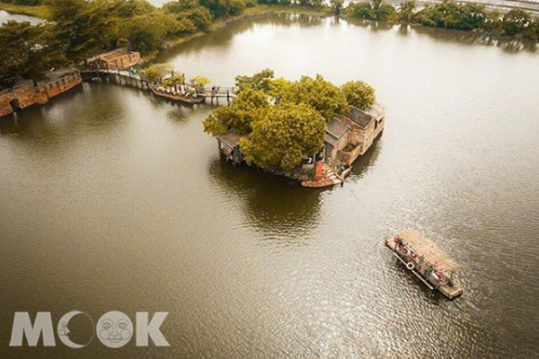 旅人們能乘著老船遊湖，欣賞幽靜的古鎮。 (圖／look1221)