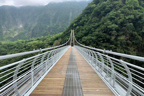 太魯閣山月吊橋，採用鋼筋結構，長196公尺、寬2.5公尺。