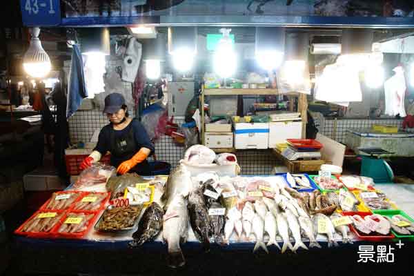 新鮮魚貨琳瑯滿目，遊客不妨貨比三家。