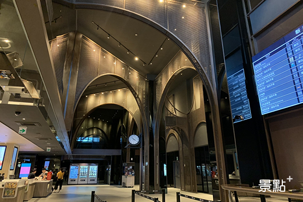 售票大廳以暗色調棕色的挑高空間營造出一種歐美車站大廳的感覺