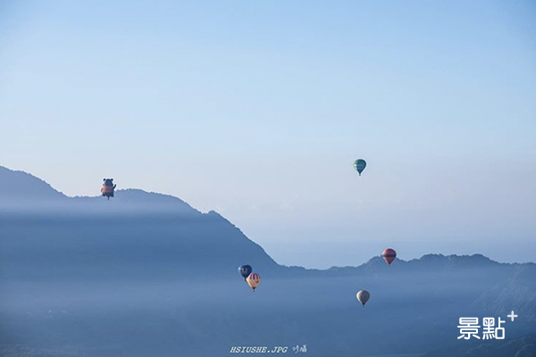 在朝霧中起飛的熱氣球。  (圖／shy_team_photo)