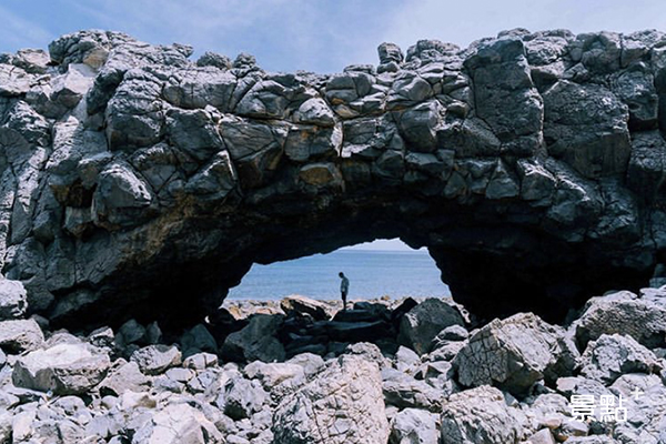 超壯觀奇岩美拍！海濱秘境一睹海蝕拱門