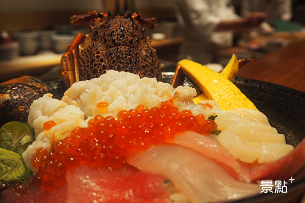 日本橋海鮮丼辻半推出可以吃到整隻飽滿黃金龍蝦的「生龍蝦海鮮丼」。(圖／景點家張盈盈)