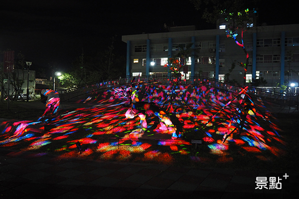 金山櫻花公園夜間光雕秀搭配音樂十分有氣氛 (圖／景點家張盈盈)
