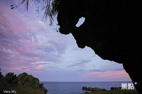 望著前方海面上睡美人石的人面側臉岩。 (圖／q808820)