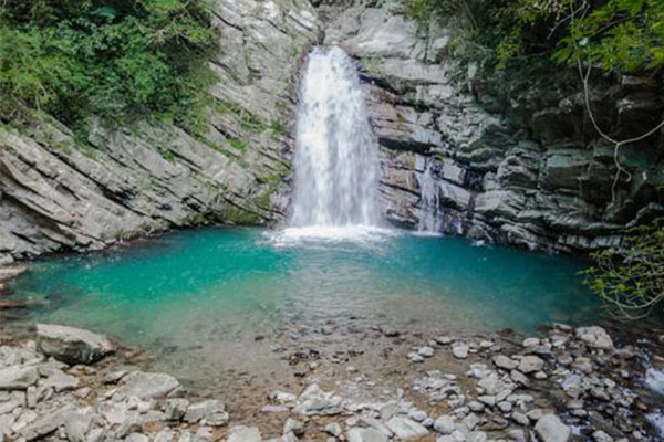 免跑深山也能置身秘境！消暑野溪瀑布美景