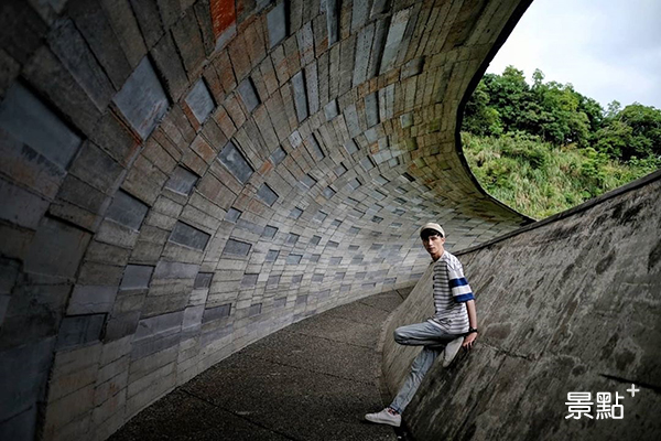 櫻花陵園不僅結合公園綠地，更有獨特的建築與牆面造型。 (圖／chihchun628)