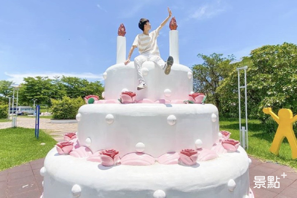 巨大生日蛋糕雕塑吸引網友們打卡拍照。(圖／xuyuz0522)