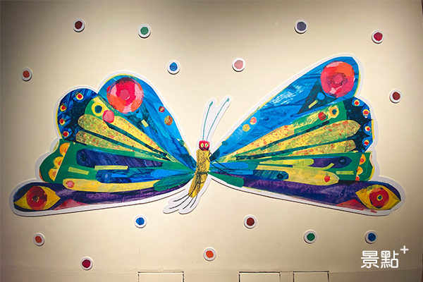 世界知名繪本「好餓的毛毛蟲」300公分蝴蝶牆。