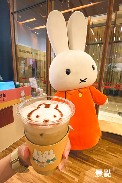 「猿田彥 x miffy」咖啡上的miffy造型拉花。