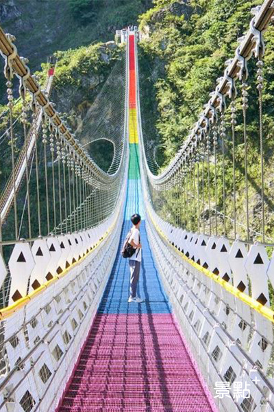 雙龍瀑布七彩吊橋五顏六色的吊橋非常好拍。（圖／qiuung）