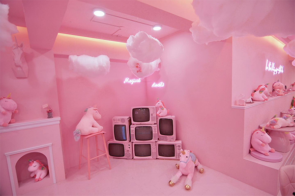 像是進入MV裡的粉紅電視區。