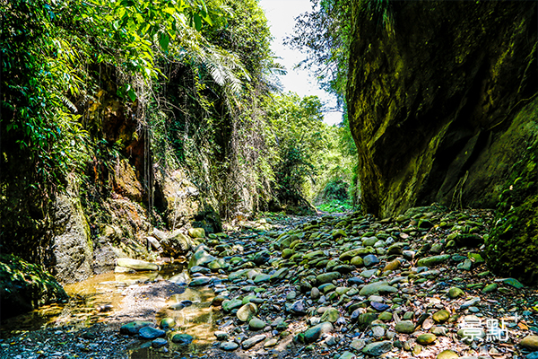 保護區外的U型谷是礫岩層堆積而成的乾溪谷，產生伏流水的地形作用，當地人稱之為雷公溪，也就是大雨來時，雷公溪就會嘩啦冒出水來。（照片提供/十八羅漢山自然人文協會）