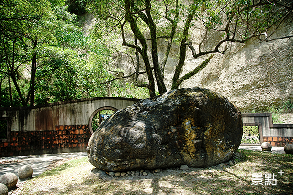 九龍寶石屬於火成岩，源自於荖濃溪上游山區。