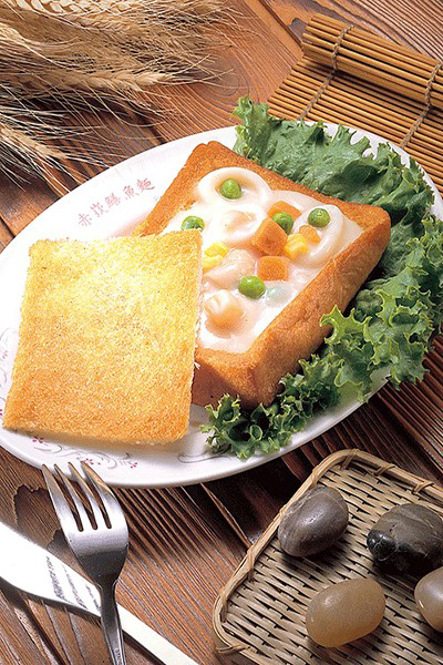 台南必吃的特色美食赤崁棺材板。（圖／赤崁棺材板）