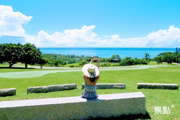 戶外空曠草地能眺望百萬級海景。（圖／ac.hsueh）