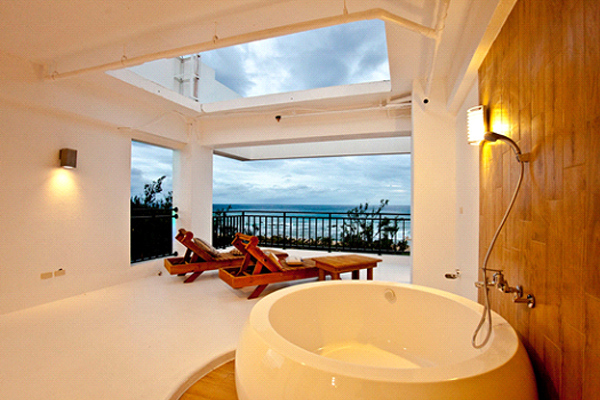 擁有寬敞的陽台和大浴缸的海景VIP雙人房。（圖／墾丁旅店大灣館）