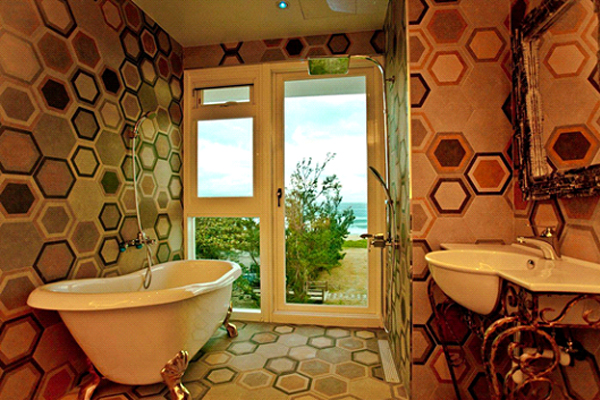 面海浴缸四人房浴室裝潢相當有特色。（圖／墾丁旅店大灣館）