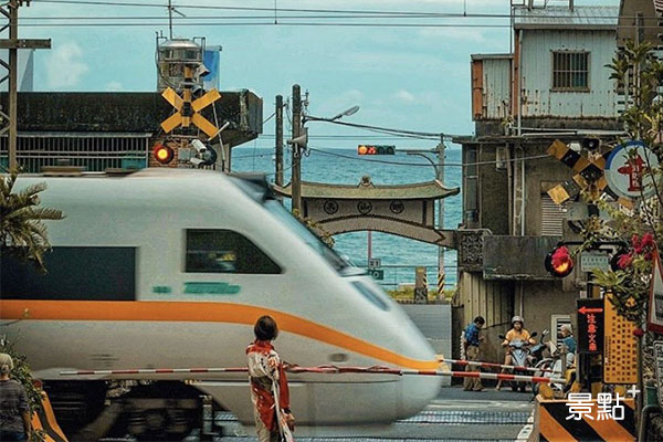 大溪車站海景平交道火車呼嘯而過。（圖／chihchun628）