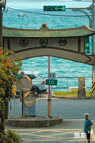 大溪車站海景鐵道平交道看去蔚藍的海岸。（圖／chihchun628）
