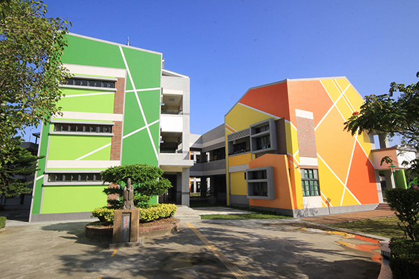 六甲國小校園充滿不規則的幾何圖形建築。（圖／六甲國小）