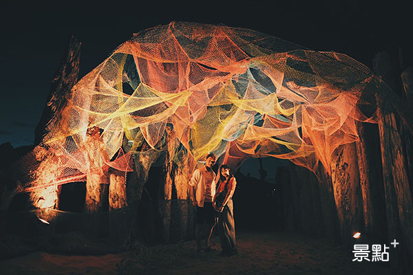　中角灣衝浪基地的光雕藝術作品，拍起照來相當有意境。(藝術家江蕎勤作品「若即若離的嚮網」)